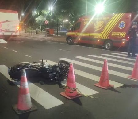 Adolescente morre após moto bater em ônibus no Centro de Campo Grande