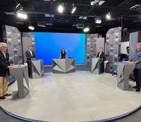 Em desvantagem, candidato do PT parte para o ataque em debate