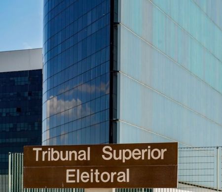 Após fake news, TSE forma maioria para tirar posts sobre Nossa Senhora do ar