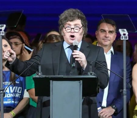 Milei chama Lula de ladrão e declara apoio a Flávio Bolsonaro