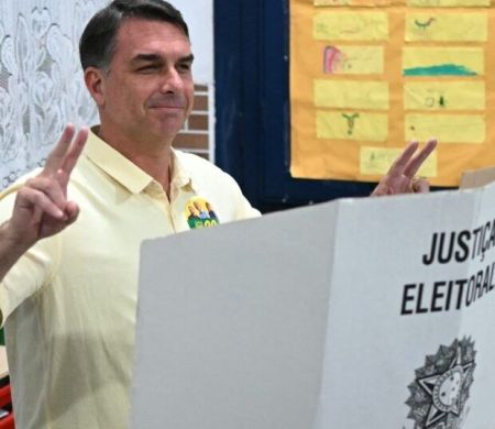 Flávio Bolsonaro diz confiar em ‘voto de revolta’ no primeiro turno
