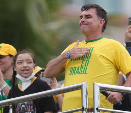 Flávio Bolsonaro mantém liderança com 50,20% na corrida presidencial