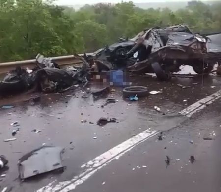 Dois militares morrem após batida entre picape e carreta na BR-163 em MS