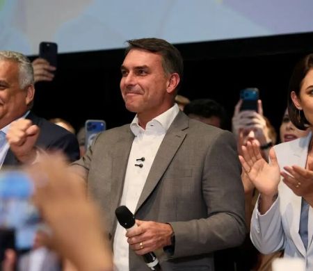 Flávio Bolsonaro recebe apoio de partidos e fala em mudar Constituição