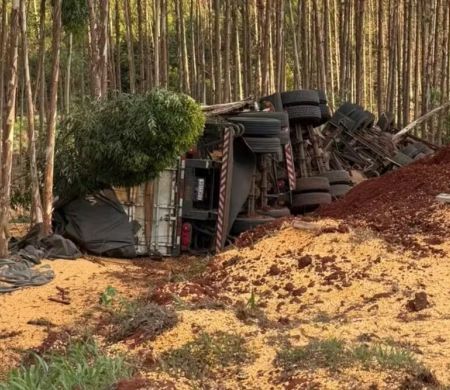 Carreta tomba em curva e caminhoneiro morre preso às ferragens em MS
