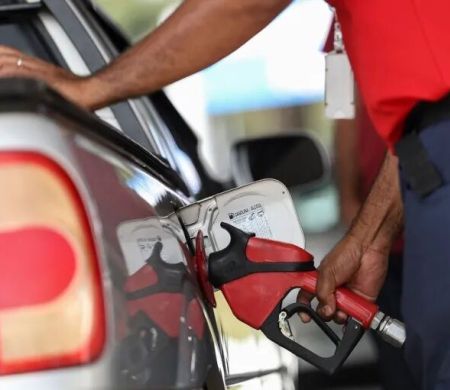 Às vésperas do 2º turno, governo Lula zera impostos da gasolina por um mês