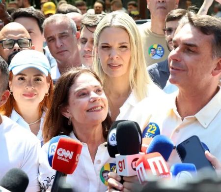 Flávio Bolsonaro diz que vai manter Bolsa Família e Farmácia Popular
