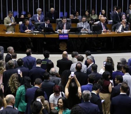 Entre fake news e acusações, Lula aposta no fim da escala 6x1 para sobreviver