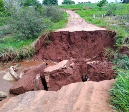 Chuva derruba ponte e deixa moradores do Nasa Park ilhados&nbsp;