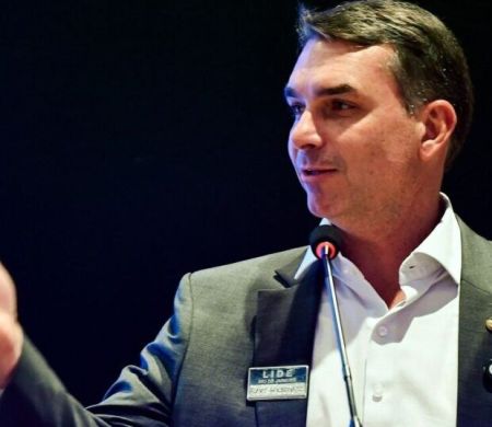 Justiça barra homenagem a Flávio Bolsonaro em Salvador