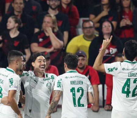 Palmeiras vence Athletico-PR e assume liderança do Brasileirão