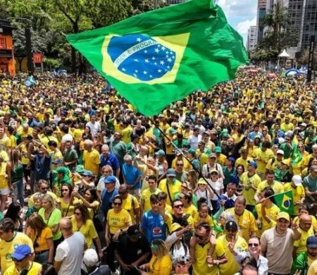 Flávio Bolsonaro reúne 72 mil na Paulista e faz ataques a Lula