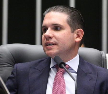 Bloco de 240 deputados articula reeleição de Hugo Motta na Câmara