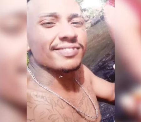 Família presencia assassinato de jovem após invasão de falsos policiais