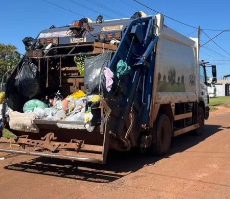 Trabalhador morre durante coleta de lixo após ser atingido por caminhão