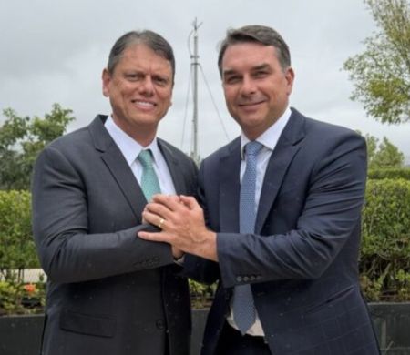 Tarcísio mobiliza prefeitos de 63 cidades para ampliar votação de Flávio Bolsonaro