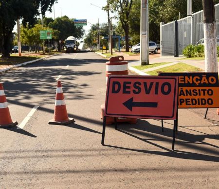 Obras de esgoto provocam mudanças no trânsito da Avenida Nasri Siufi