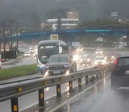 Frente fria leva tempestades e granizo ao centro-sul do país
