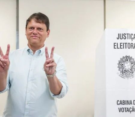 Tarcísio diz estar confiante na vitória de Flávio após votar em SP