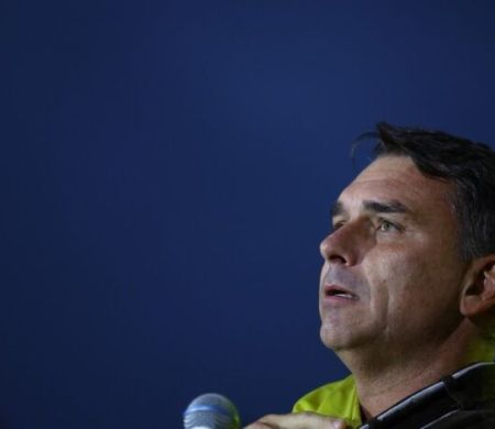 Aliados veem perseguição de Moraes na apreensão de passaportes de Flávio&nbsp;