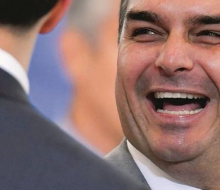 Estados Unidos dará visto a Flávio Bolsonaro e sua família