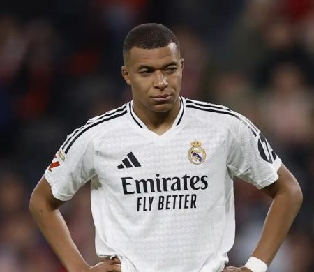 Real Madrid pede desculpas à China após Mbappé chamar Mao de ditador
