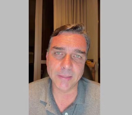 Flávio defende Congresso como trincheira e diz que saiu do país pelo Brasil
