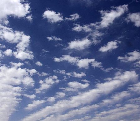 Sol entre nuvens e pancadas isoladas marcam o sábado em MS