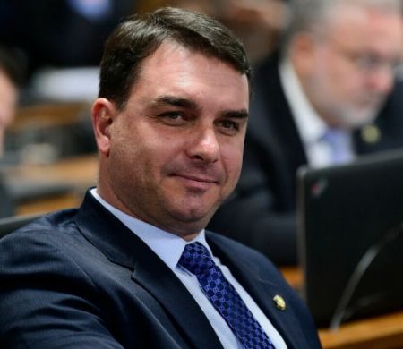 Flávio Bolsonaro busca unificar a direita enquanto partidos avaliam seu nome