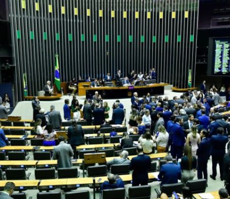 Congresso analisa PL que abre 8,6 mil cargos para professor e técnico em educação