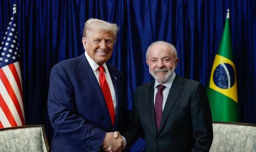 Trump e Lula se cumprimentam em encontro na na Malásia. (Foto:  Ricardo Stuckert/PR)