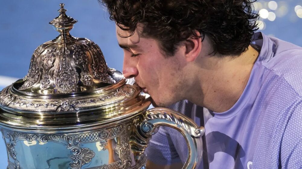João Fonseca beija o troféu de campeão  do ATP 500 da Basileia (Foto: Reprodução/x@atptour)