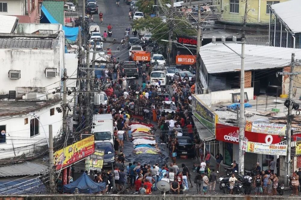 Comunidade amanhece com fila de corpos após megaoperação no Rio de Janeiro (Foto: Bruno Itan)