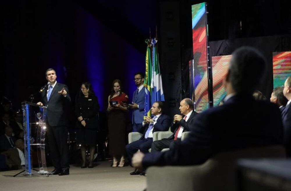 Governador Eduardo Riedel na Alems (Foto: Álvaro Rezende, Secom)