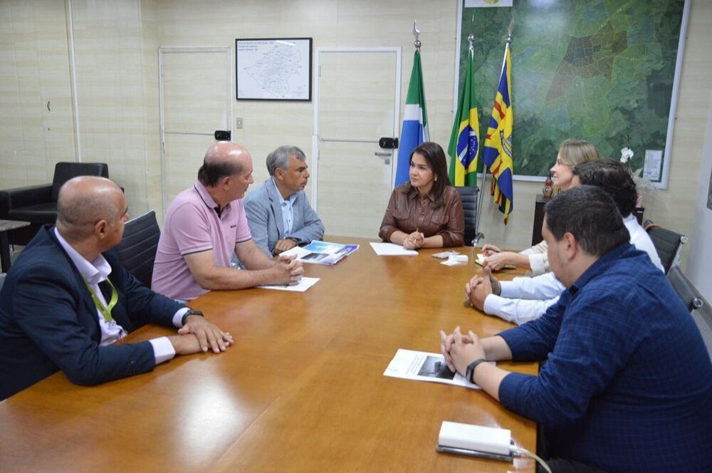 Reunião com prefeita Adriane Lopes e representantes do Brasil e Chile (Foto: Divulgação)