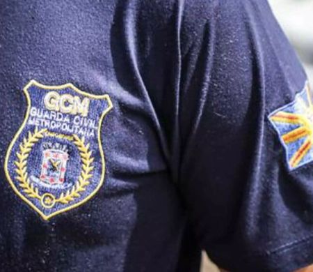 GCM é preso ao fazer um arrastão e roubar celulares na Vila Nasser, na Capital 