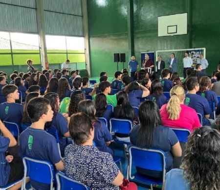 Governo investe R$ 9,4 mi na reforma e entrega a Escola Amando de Oliveira