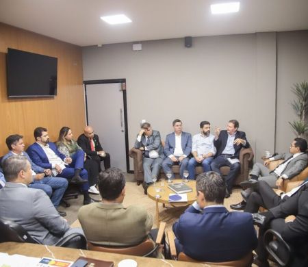 Vereadores recebem secretários municipais para debater reparos emergenciais em ruas