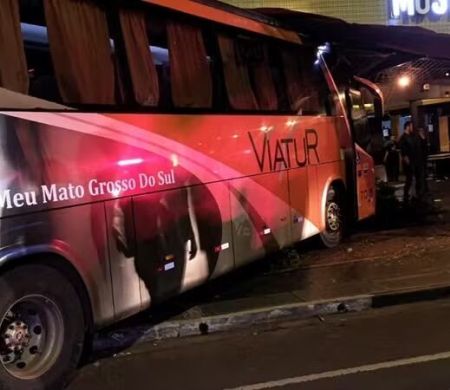 Ônibus desgovernado invade bar na principal avenida de Campo Grande e fere uma pessoa