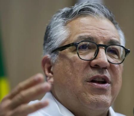 Brasil deve chegar a 635,7 mil médicos em 2025, com maioria de mulheres