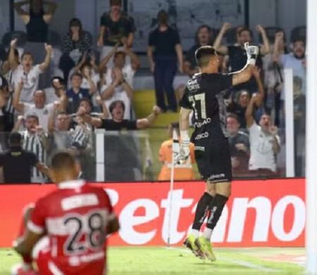 Brazão pega pênalti contra o CRB e salva o Santos na estreia de Cleber Xavier