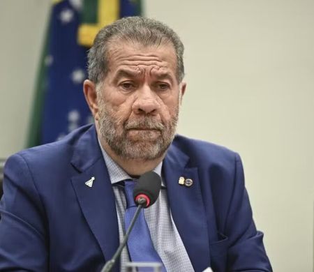 Aliados no PDT recomendaram a Carlos Lupi a deixar o cargo