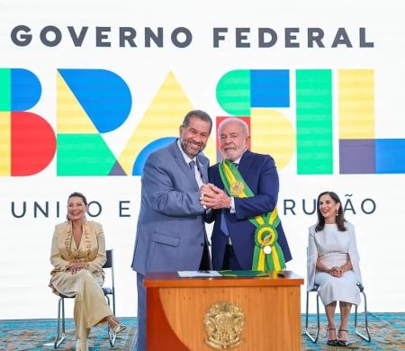 Corrupção no INSS derruba Carlos Lupi, que entrega o cargo após pressão e crise no governo Lula