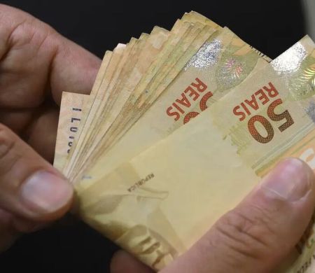 Benefícios sociais garantem rendimento médio recorde de R$ 836 em 2024