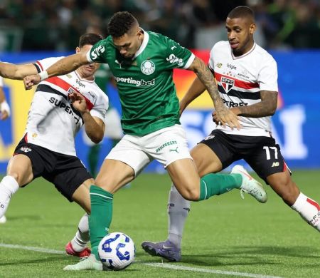 Palmeiras bate São Paulo com gol de Vitor Roque e é líder isolado