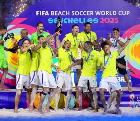Brasil levanta a taça da Copa do Mundo de futebol de areia