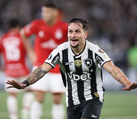 Com emoção, Botafogo bate o Estudiantes e segue na briga pela vaga