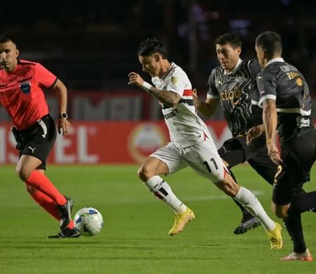 Empate com gol de estreante leva São Paulo às oitavas da Libertadores