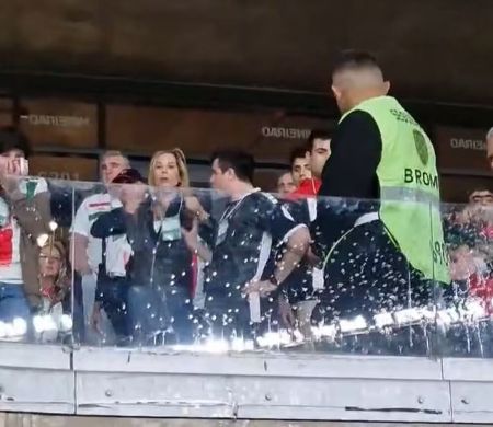 Torcedora chilena do Palestino faz gestos racistas durante jogo contra o Cruzeiro