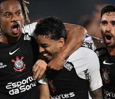 Corinthians vence no Uruguai e continua na briga pela vaga